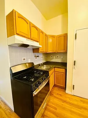 21-79-79 Steinway St