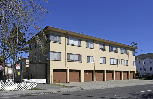 Eastlake Apartment in Oakland, CA - Foto de edificio - Building Photo