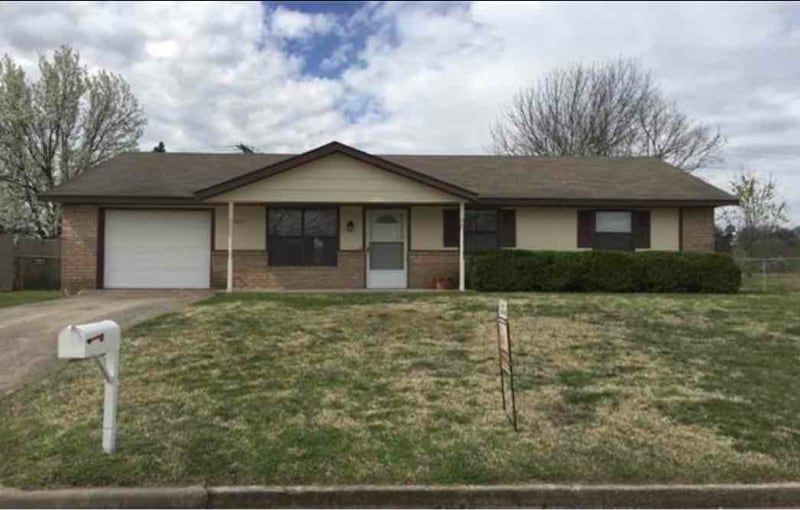 1813 N Chambers Ave in Claremore, OK - Building Photo