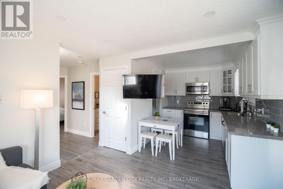 5839 McLeod Rd in Niagara Falls, ON - Building Photo