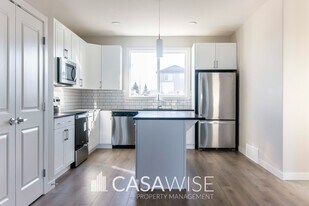 566 Kleins Cres in Leduc, AB - Building Photo