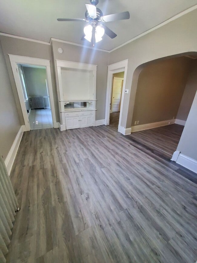 property at 1621 W Meinecke Ave