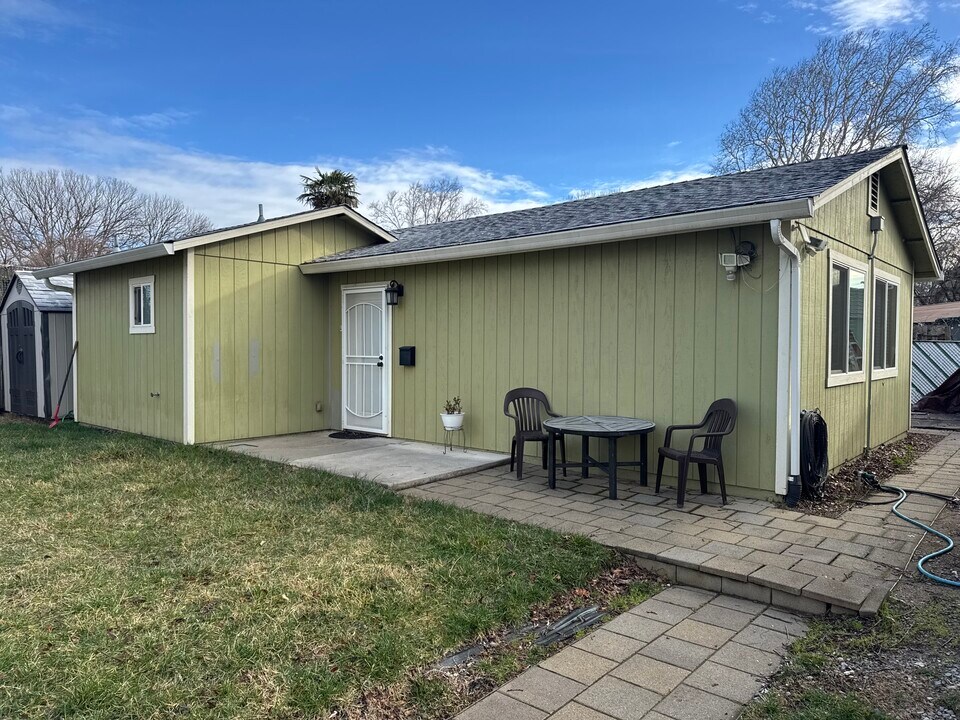 2271 Athens Ave in Redding, CA - Building Photo