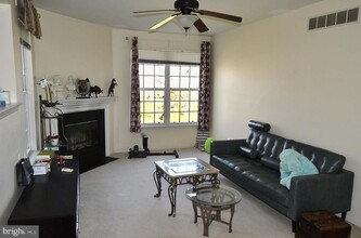 318 Country Club Dr in Lansdale, PA - Foto de edificio - Building Photo
