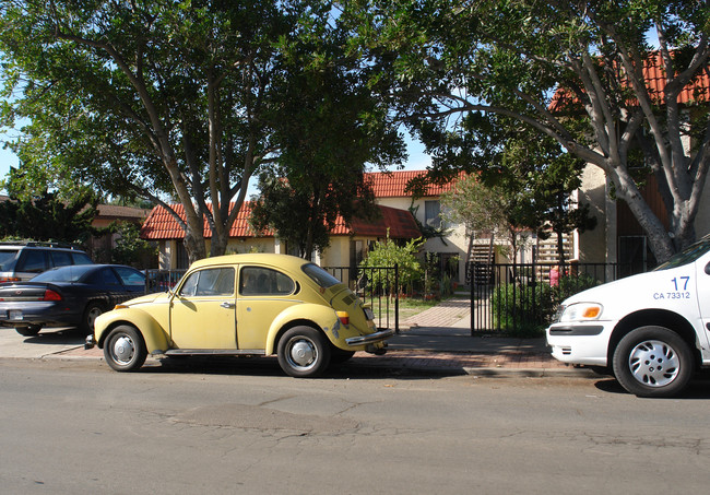 207 W Park Ave in San Ysidro, CA - Building Photo - Building Photo