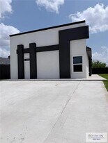 1704 Clinton St in Harlingen, TX - Building Photo