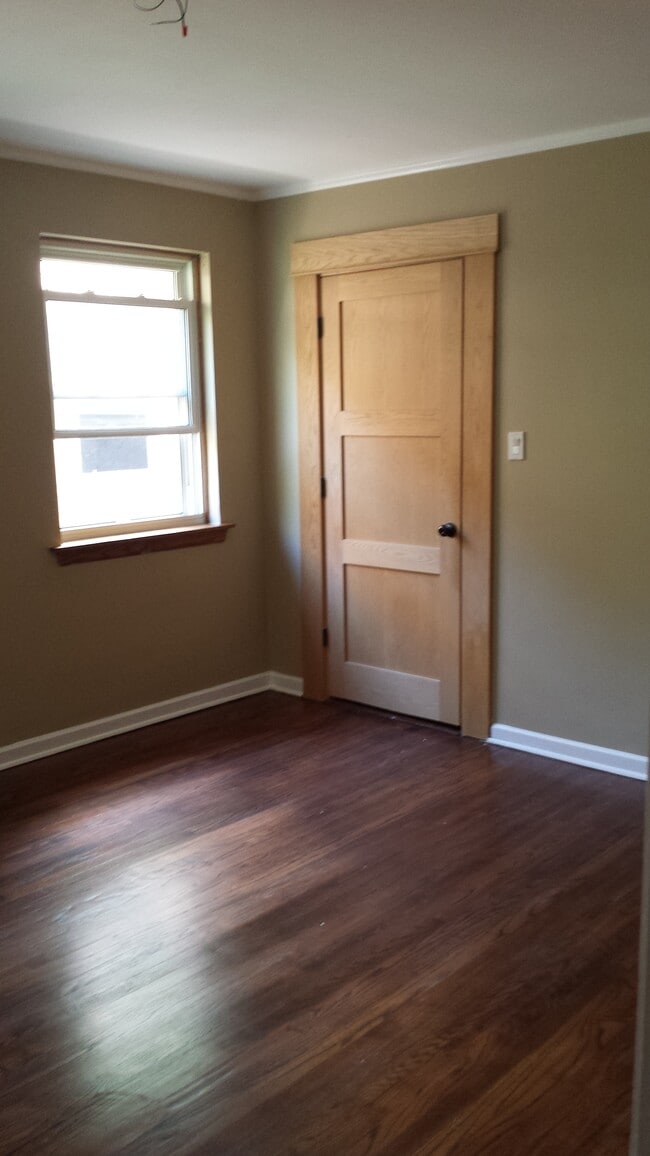 6671 W Devon Ave, Unit 2 East in Chicago, IL - Foto de edificio - Building Photo