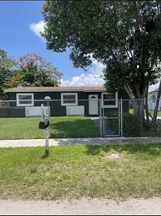 10850 SW 221st St Rd in Miami, FL - Building Photo