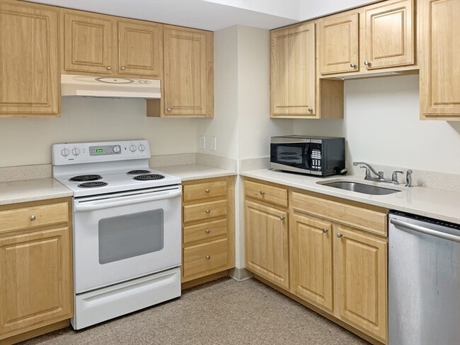 1728 Beacon St, Unit 621 in Brookline, MA - Building Photo - Building Photo