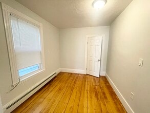 22 Howell St, Unit 2 in Boston, MA - Foto de edificio - Building Photo