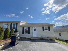 440 Pleasant View Dr in Strasburg, VA - Building Photo