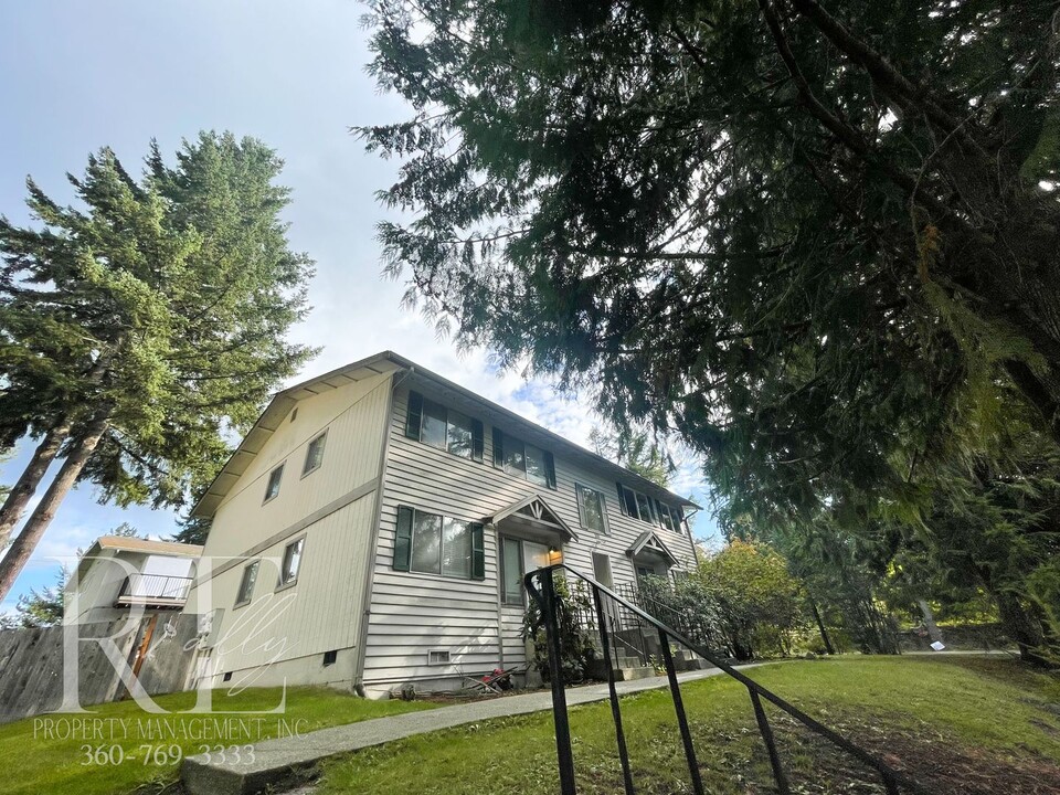 111 W Lippert Dr in Port Orchard, WA - Foto de edificio