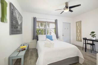 481 NE 37th St, Unit 13 in Miami, FL - Building Photo - Building Photo