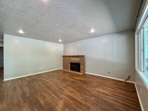 16671 SW Lake Forest Blvd in Lake Oswego, OR - Foto de edificio - Building Photo