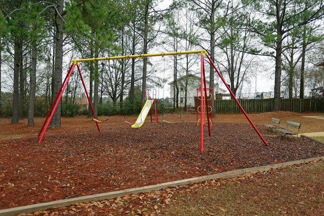 Field Crest Apartments in Tuscaloosa, AL - Building Photo - Building Photo