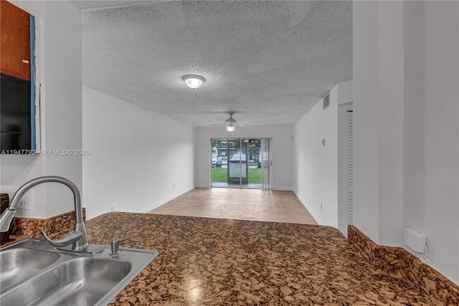 2800 NW 56th Ave, Unit H104 in Lauderhill, FL - Building Photo - Building Photo