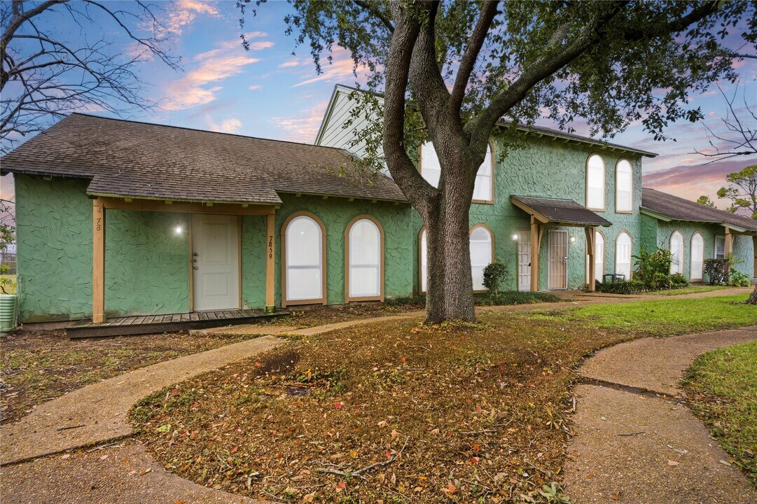 7859 Cook Rd in Houston, TX - Building Photo