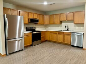 323 Williamsburg Plz, Unit D in New Richmond, WI - Building Photo