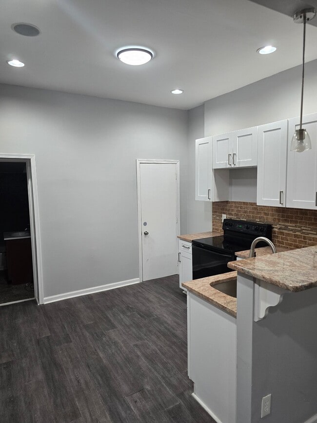 342 N 52nd St, Unit 2 in Philadelphia, PA - Foto de edificio - Building Photo
