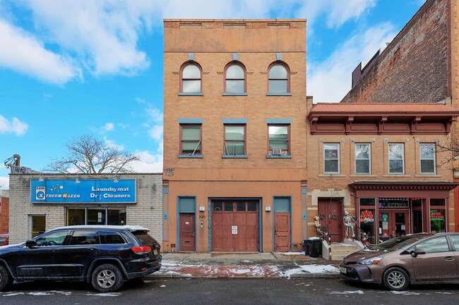 330 Montgomery St in Jersey City, NJ - Foto de edificio - Building Photo