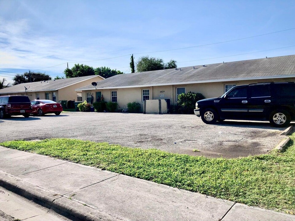 1617 W 27th St in Riviera Beach, FL - Building Photo