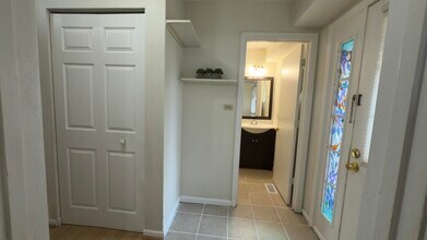 385 Grissom Ct in Hoffman Estates, IL - Building Photo - Building Photo