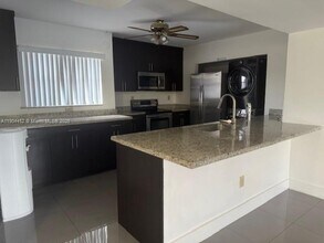 515 W Park Dr in Miami, FL - Building Photo - Building Photo