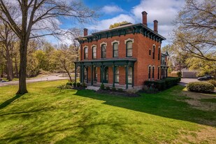 37841 Euclid Ave, Unit 2SE in Willoughby, OH - Building Photo