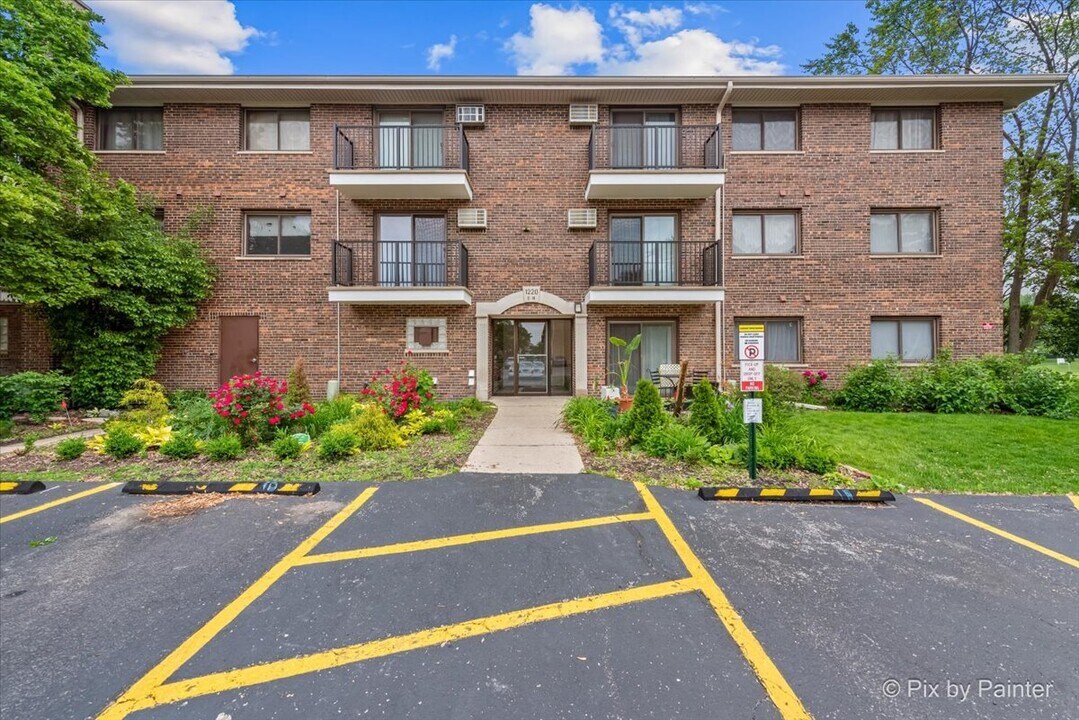 1220 S Lorraine Rd in Wheaton, IL - Building Photo