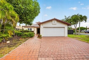 14750 SW 111th St in Miami, FL - Building Photo