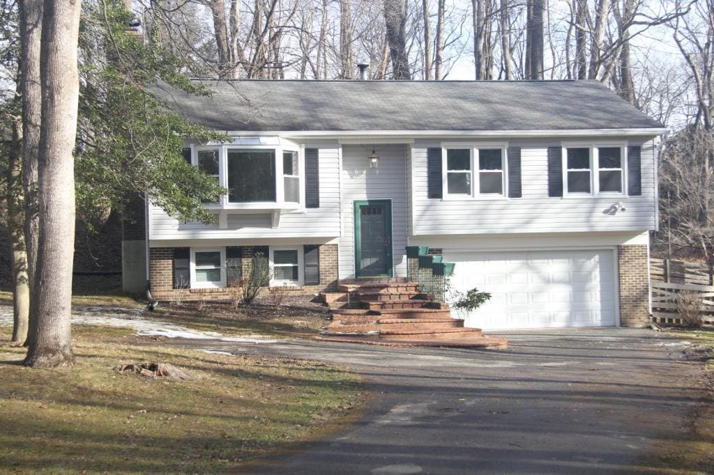 9944 Murnane St in Vienna, VA - Building Photo