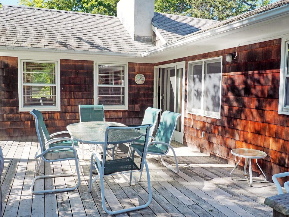 6 Surf Dr in Amagansett, NY - Building Photo