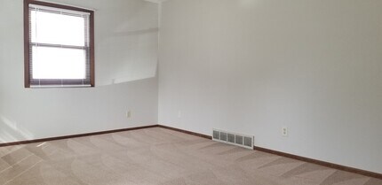 1527 Linda Dr in Cedar Falls, IA - Building Photo - Building Photo