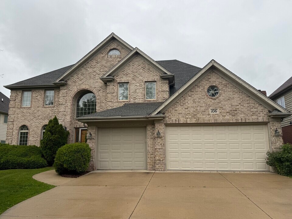 106 Hidden View Dr in Westmont, IL - Building Photo
