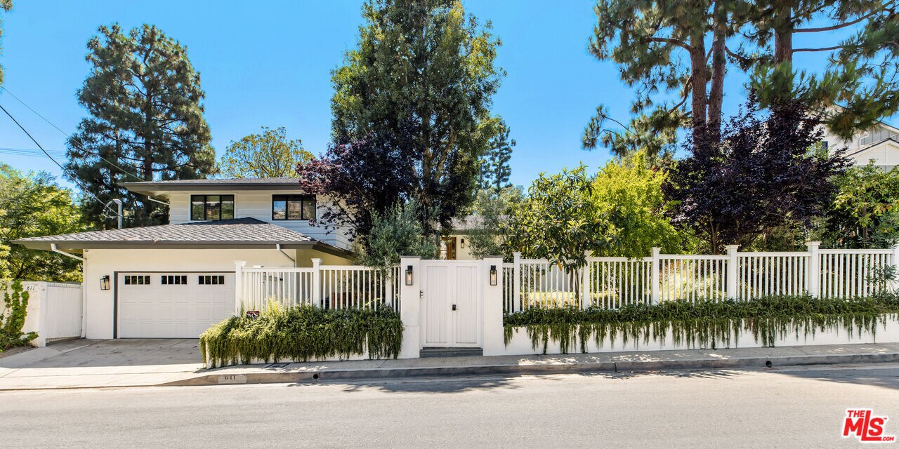 811 N Norman Pl in Los Angeles, CA - Building Photo