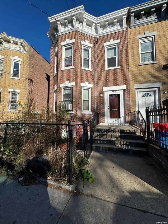 33-35-35 102nd St in Queens, NY - Building Photo