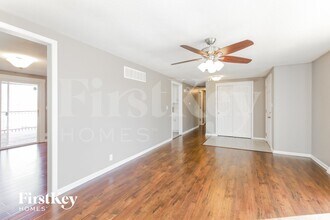 703 Hamblen Rd in Greenwood, MO - Foto de edificio - Building Photo