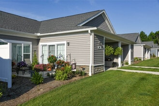 Heyday Oak Creek in Oak Creek, WI - Foto de edificio - Building Photo