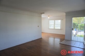 1906 Carrere St in Bakersfield, CA - Building Photo - Building Photo