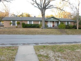 108 W Collins St in Henderson, TX - Building Photo