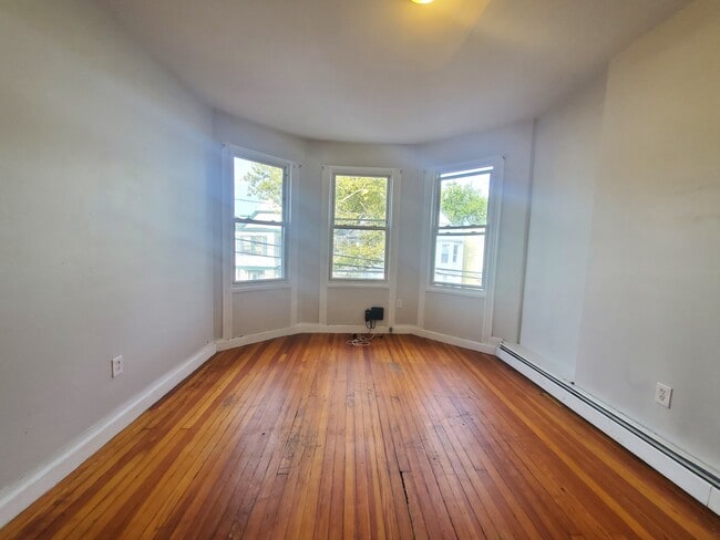 221 Bayview Ave, Unit 1 in Jersey City, NJ - Building Photo - Building Photo