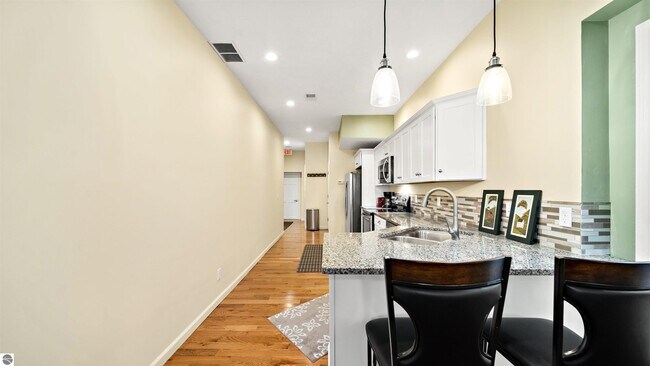 201 River St in Elk Rapids, MI - Building Photo - Building Photo