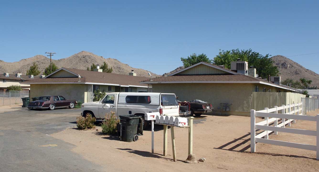 20236 Pawhuska Rd in Apple Valley, CA - Building Photo