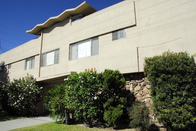 8141 Stewart Rd in Downey, CA - Foto de edificio - Building Photo