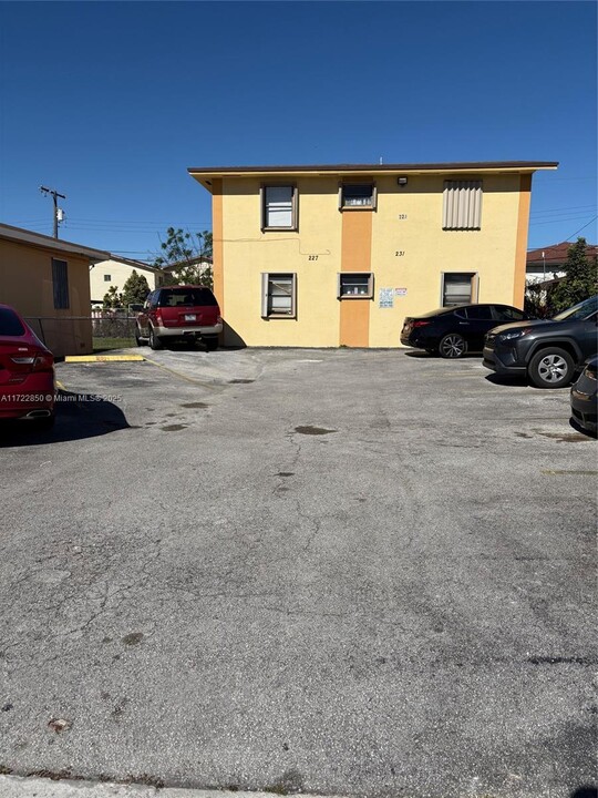 231 E 7th St in Hialeah, FL - Building Photo