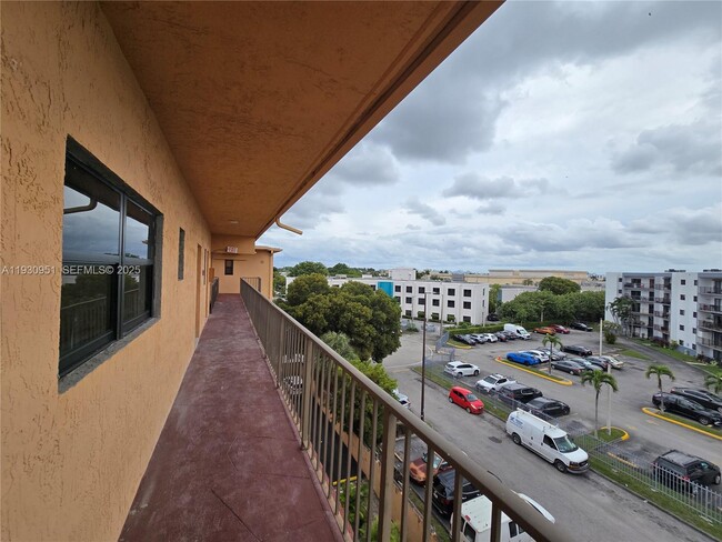 1800 W 54th St, Unit 409 in Hialeah, FL - Foto de edificio - Building Photo