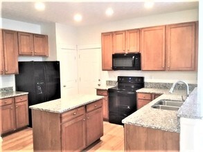 1085 McCoy Dr in Pataskala, OH - Building Photo - Building Photo