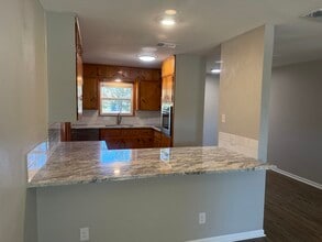 176 W Sweetbriar Dr in Marble Falls, TX - Building Photo - Building Photo