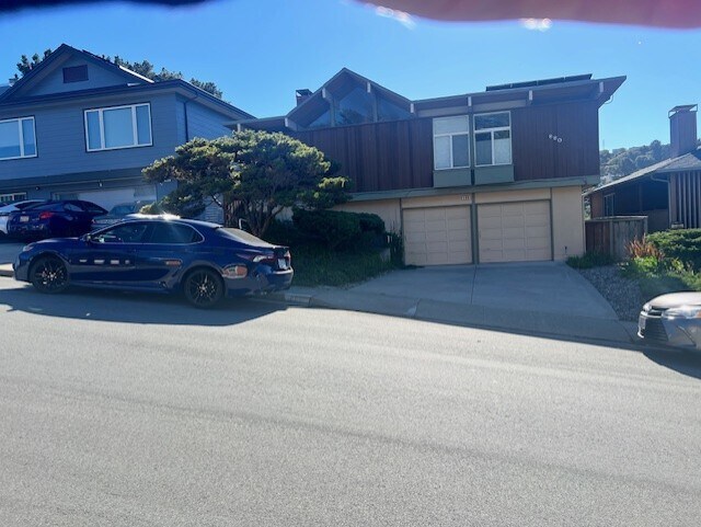 880 Larkspur Dr in Millbrae, CA - Foto de edificio