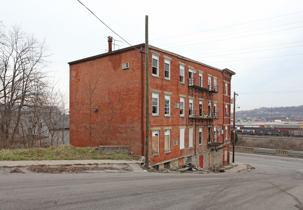 2601 Cummins St in Cincinnati, OH - Foto de edificio